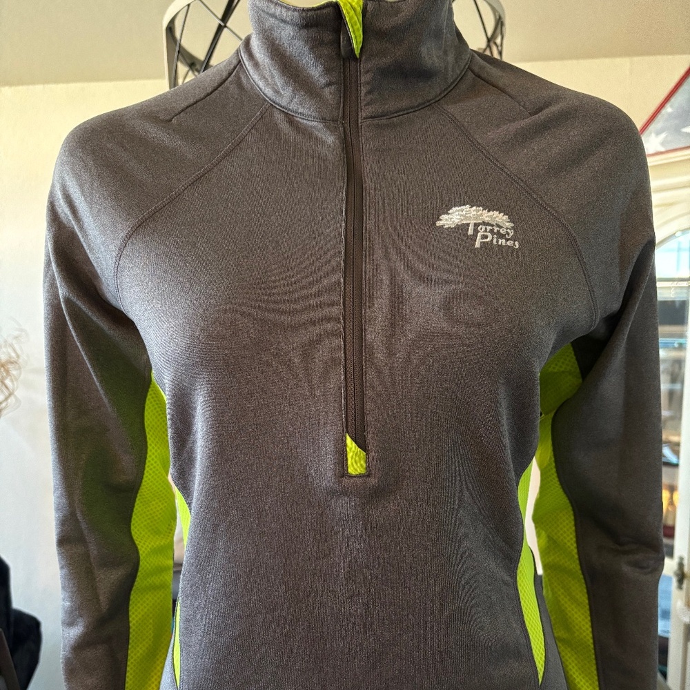 Nice womens medium Under Armour quarter zip golf jacket from Torrey Pines